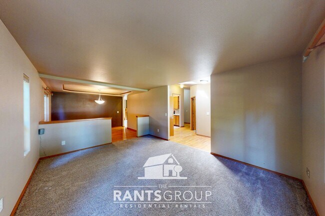 Building Photo - Lovingly cared for 3-bedroom, 1.75-bath ra...