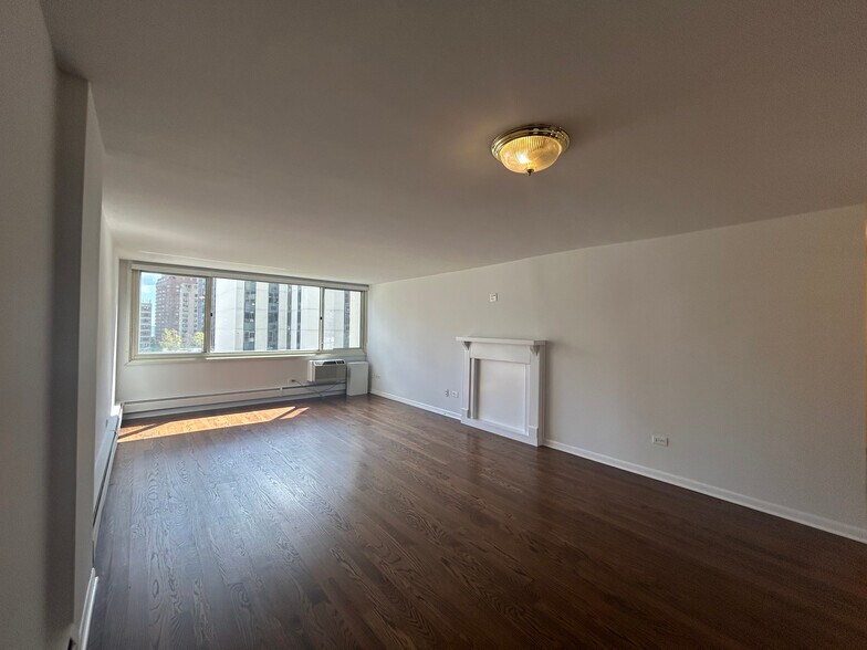 Building Photo - 1350 N Dearborn St