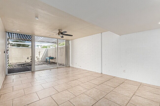 Building Photo - Great Location - 2 bed 1 bath Private Yard