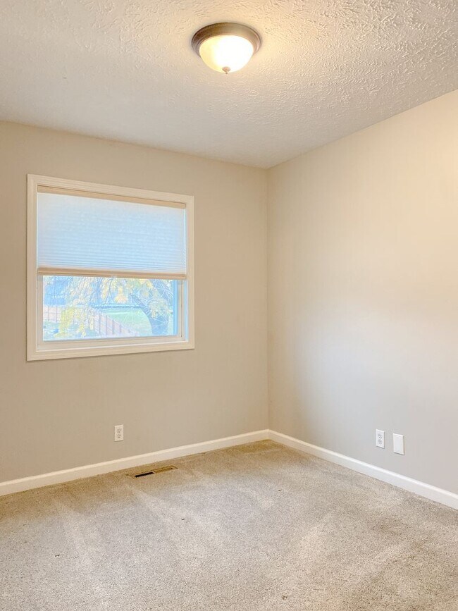 Building Photo - Millard 3 bed 2 bath $1900