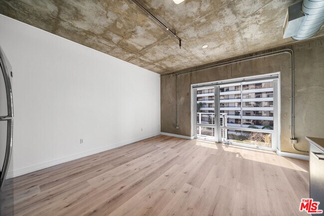 Building Photo - 645 W 9th St