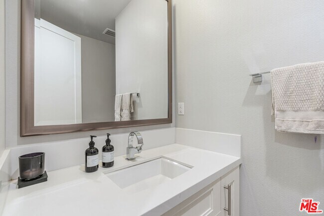 Building Photo - 12646 Seacoast Pl