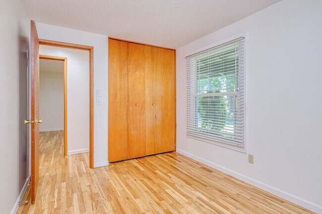 Building Photo - Charming 3 Bed/1 Bath Ranch with Bonus Room