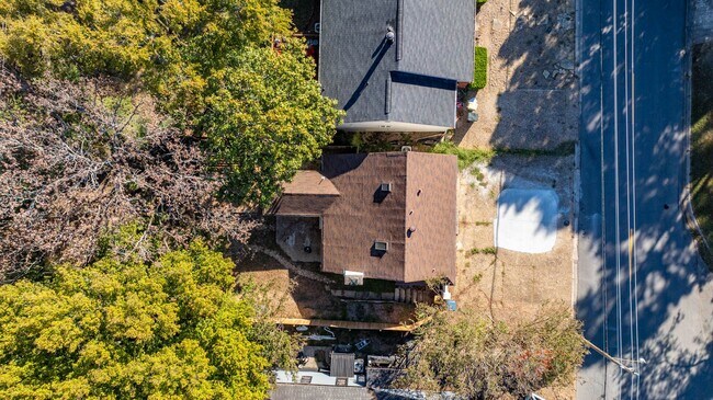 Building Photo - 2 or 3 Bedroom Renovated Mid-Town Charmer