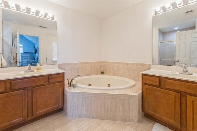 Building Photo - 209 Blue Heron Dr