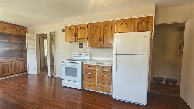 Building Photo - Mid Century 3 Bedroom