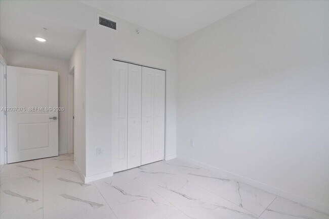 Building Photo - 420 SW 7th Ave
