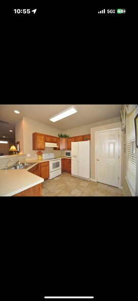 Kitchen w/ pantry - 10724 Prince Albert Way