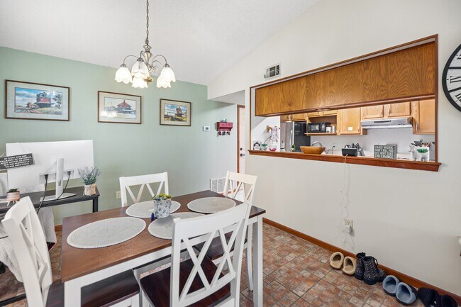 Building Photo - 206 Cedar Ridge Way