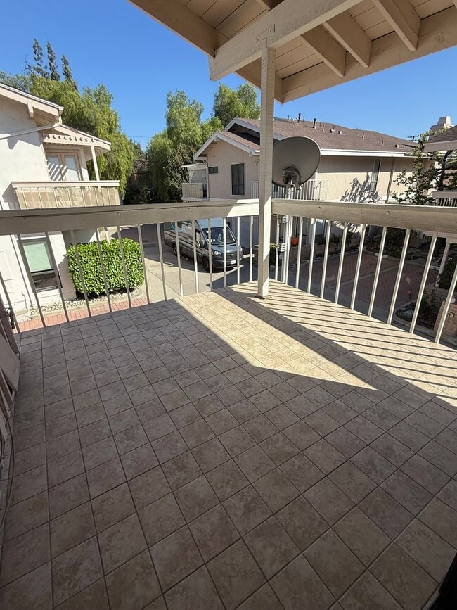 Building Photo - Highly Desirable 3 bed 2 1/2 bath condo in...