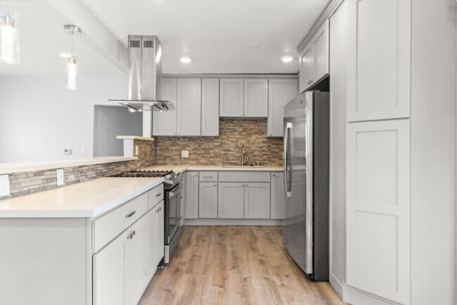 Building Photo - Spacious 4-Bed Oakland Apartment: Modern U...