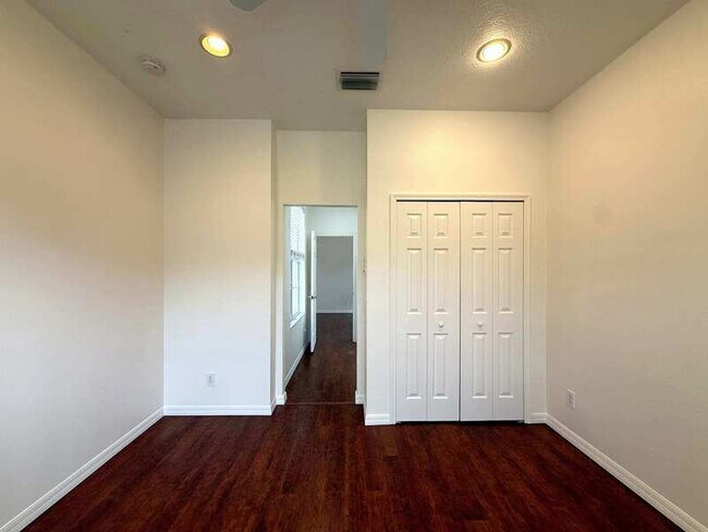 Building Photo - 9512 Greenpointe Dr