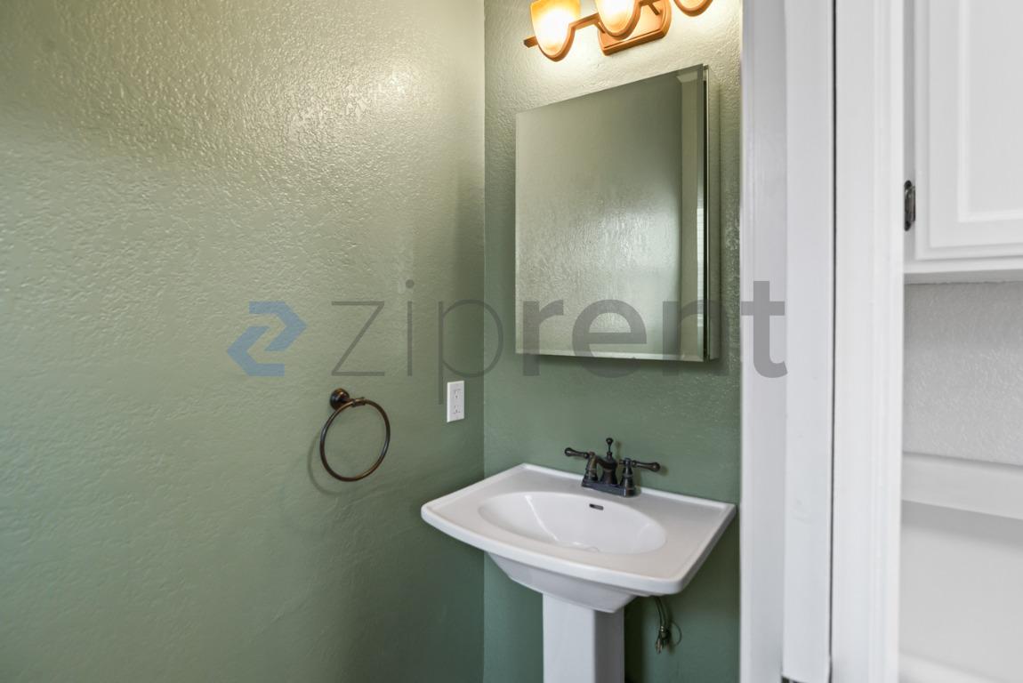 Building Photo - Unit