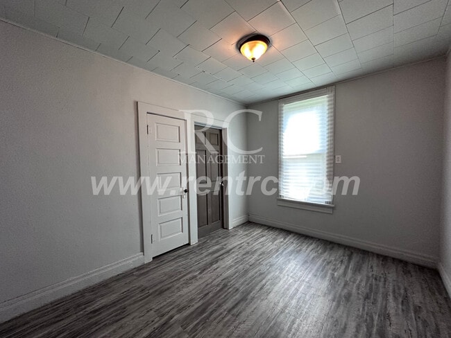 Building Photo - 905 Jackson-N