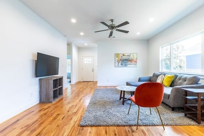 Building Photo - 1753 Pasadena St