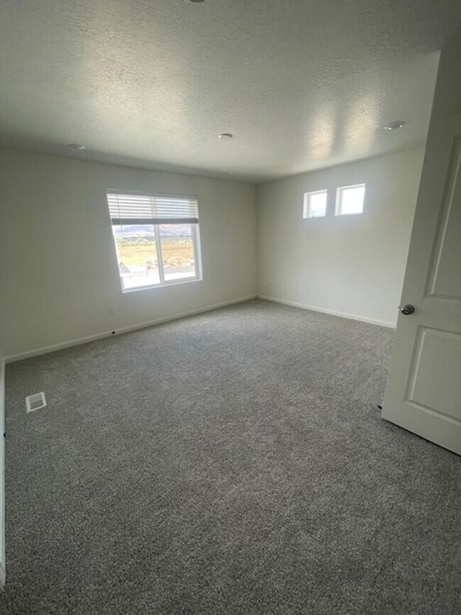 Building Photo - NEW Saratoga Springs Home