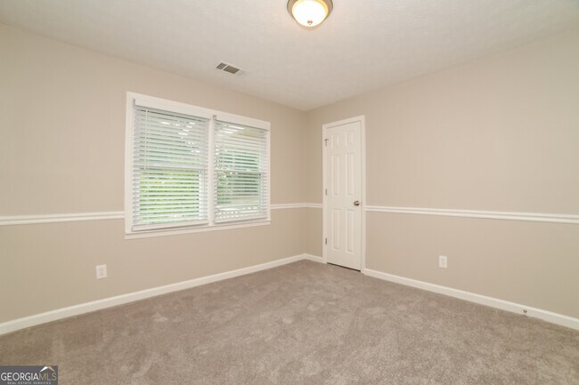 Building Photo - 8218 Lakeview Dr SW