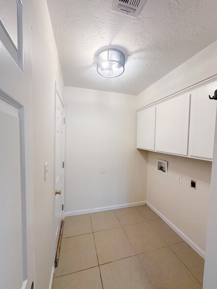 Building Photo - 2711 NE Euclid Ave