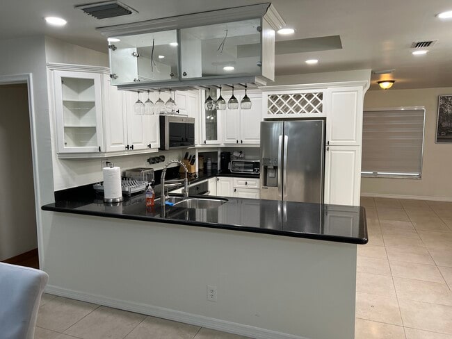 Building Photo - 1010 Hollywood Blvd