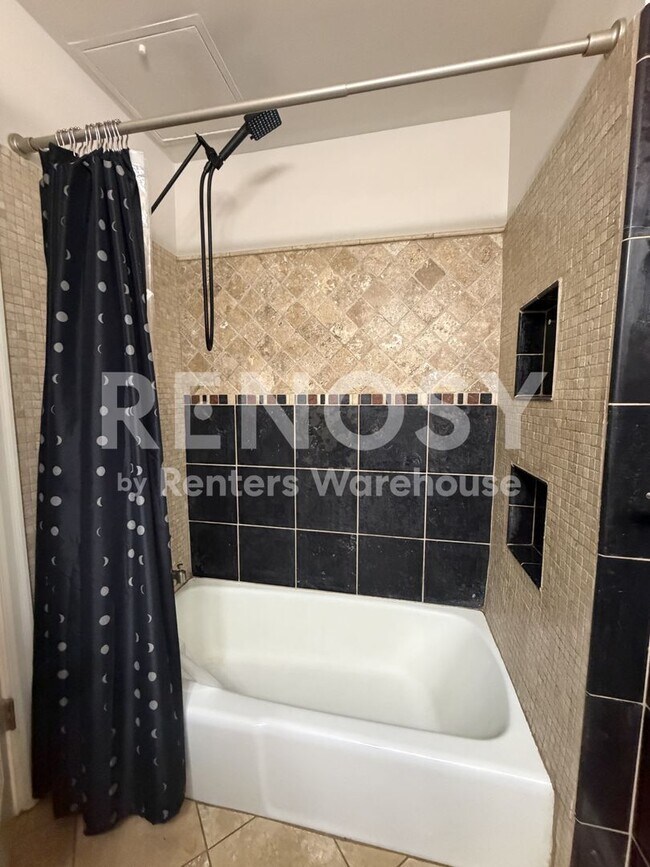 Building Photo - Available July 1st 2 Bedroom 1 Bath Condo in Minneapolis