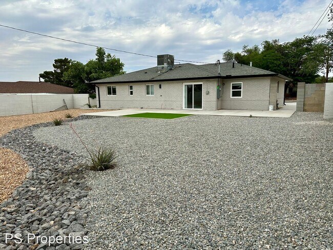 Building Photo - 3 br, 1.5 bath House - 2008 Vermont St NE ...