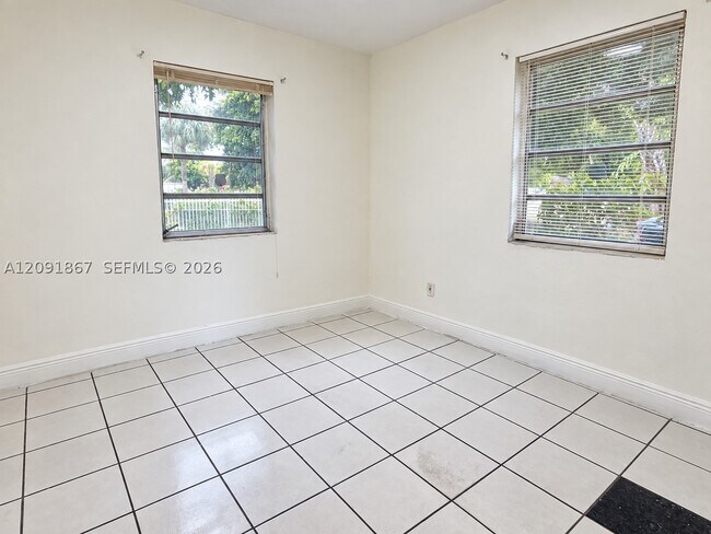 Building Photo - 1525 NE 154th St