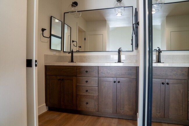 Building Photo - Completely Remodeled 3br Townhome in UTC