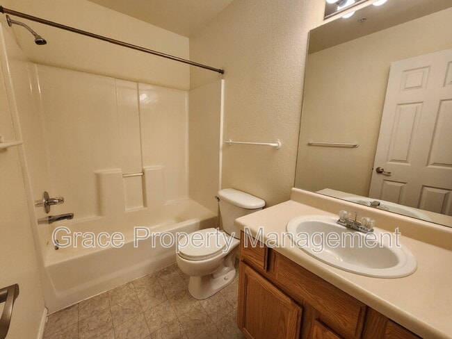 Building Photo - 1601 Great Western Dr