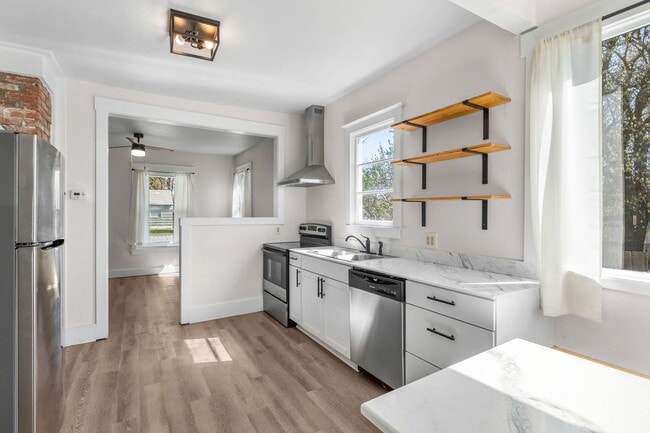 Building Photo - Great Location! Northtown Charmer!