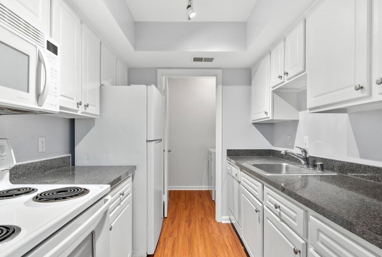 Building Photo - 18334 Streamside Dr