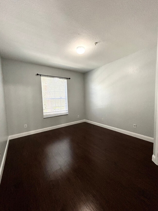 Building Photo - Spacious 2/2 Condo in Gated Orlando Commun...