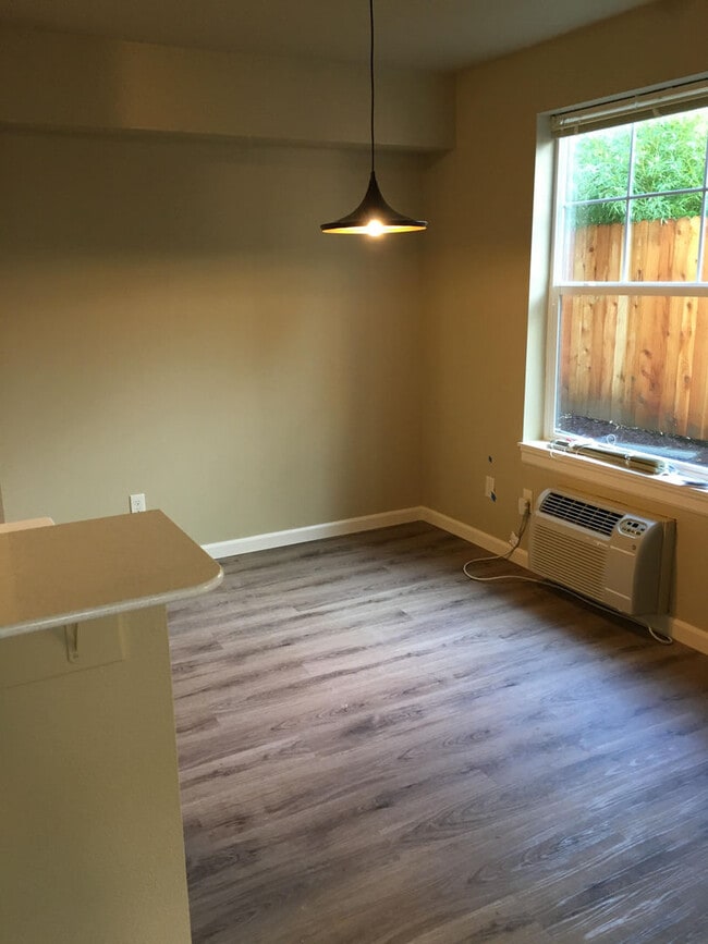 Building Photo - Apartment near downtown Hillsboro