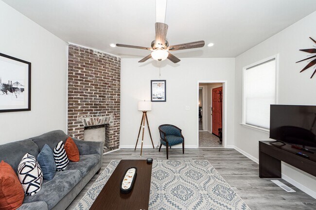 Building Photo - 3 BD 2.5 Bath Charming Home