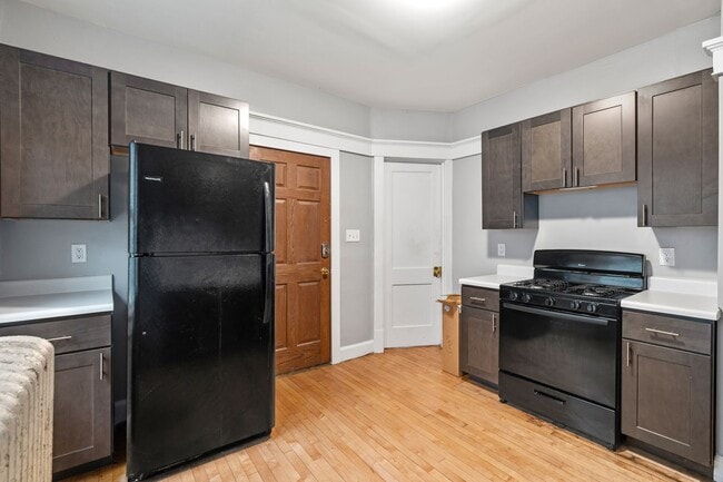 Building Photo - Murray Lower Flat