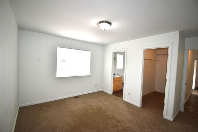 Building Photo - 1043 Fuji Ln
