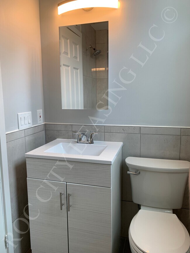 Building Photo - 965 Monroe Ave