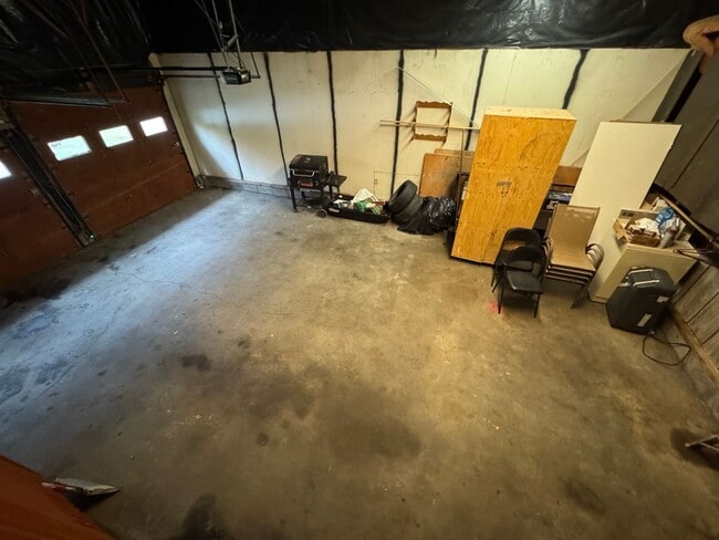 Building Photo - Large 4 bedroom 4 bath 2 Car Garage in mid...