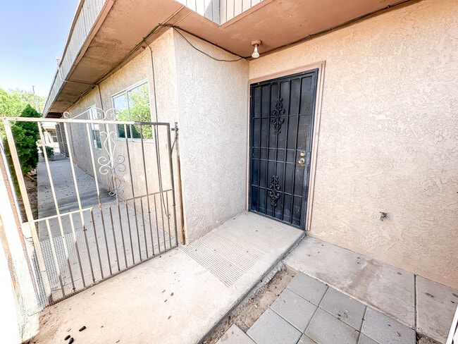 Building Photo - 173 W 27th Pl