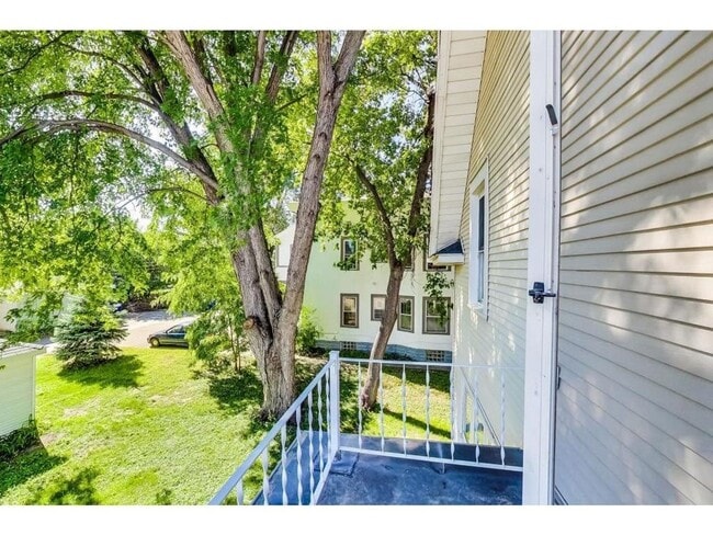 Building Photo - Hamline University- Large and Spacious 6 B...