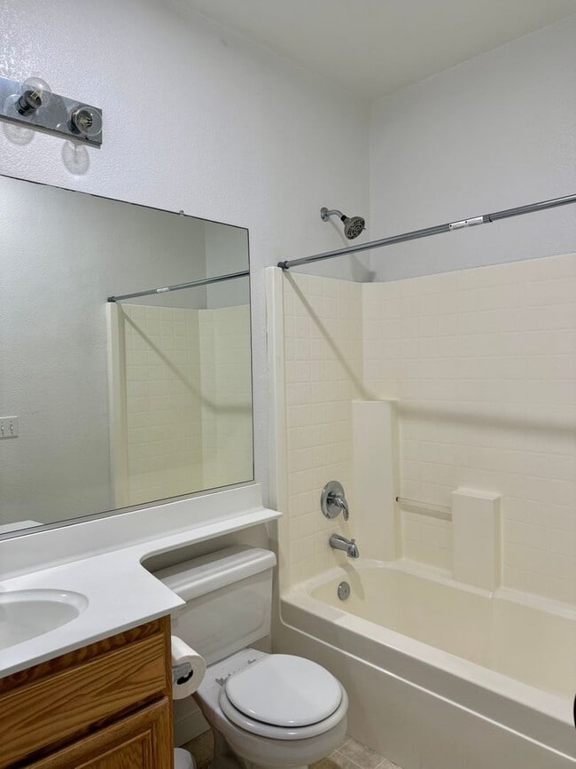 Building Photo - 3 bed 2 bath 2 Car Garage