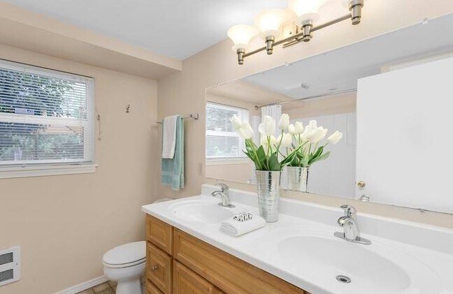 Building Photo - Laurelhurst Home