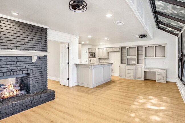 Building Photo - 2912 Bluffview Dr