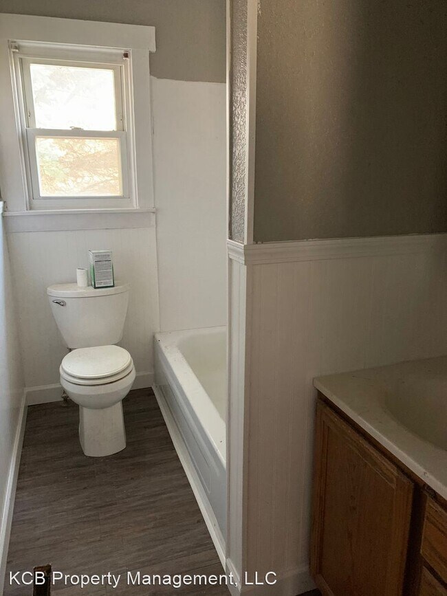 Building Photo - 3 br, 1 bath House - 511 West Chestnut Street