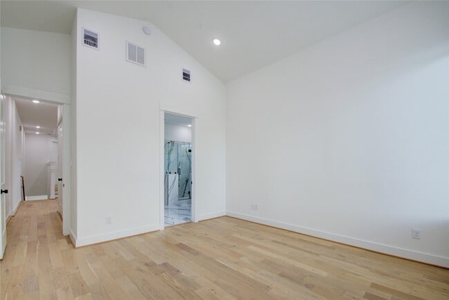 Building Photo - 3206 Live Oak St