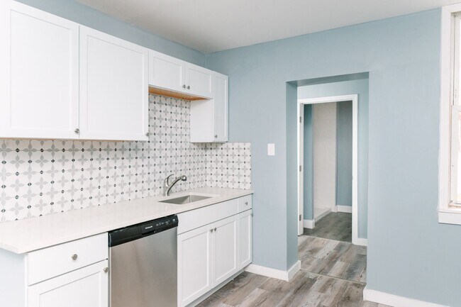 Building Photo - Move in special! Newly renovated 3 bedroom...