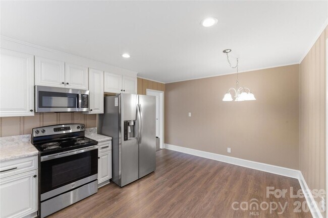 Building Photo - 4000 Fieldcrest Rd