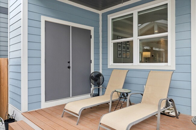 Building Photo - 6216B California Ave