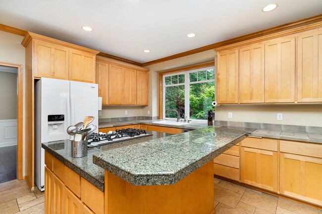 Building Photo - 4 Bed / 3 Ba Woodinville Home