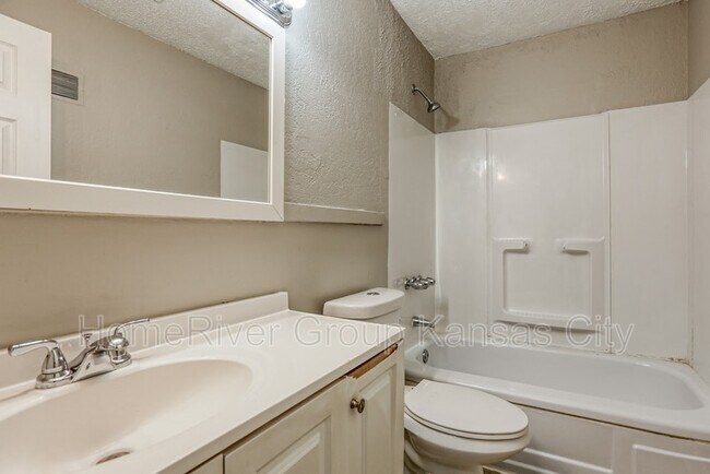 Building Photo - 831 Stewart Ave