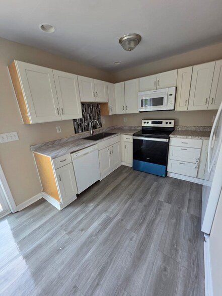 Building Photo - 6610 Vandre Ave